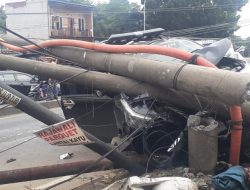Sopir Diduga Ngantuk, Mobil Avanza Hitam Hantam Tiang Listrik di Jalan Kemang-Parung