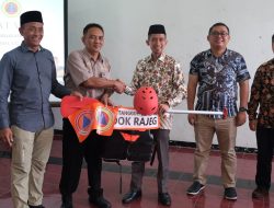 Minimalisir Dampak Bencana, Wakil Ketua DPRD Agus Salim Berikan Perahu Karet ke Destana Pondok Rajeg Cibinong