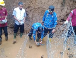Rawan Longsor, Pemdes Semplak Barat Bangun Turab Bronjong Menggunakan Samisade