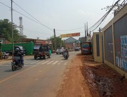 Jalan Raya Cibeber Leuwisadeng Penuh Debu Dikeluhkan Pengguna Jalan