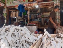 Peminat Ikan Asin Masih Tinggi, Pedagang di Pasar Leuwiliang Ini Habiskan 2 Kuintal Sehari