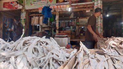 Peminat Ikan Asin Masih Tinggi, Pedagang di Pasar Leuwiliang Ini Habiskan 2 Kuintal Sehari