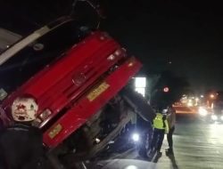 Diduga Alami Rem Blong, Truk Tronton Bermuatan Pasri Hantam Warung di Caringin