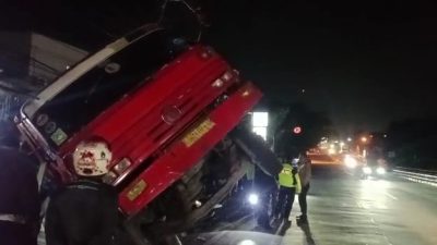Diduga Alami Rem Blong, Truk Tronton Bermuatan Pasri Hantam Warung di Caringin