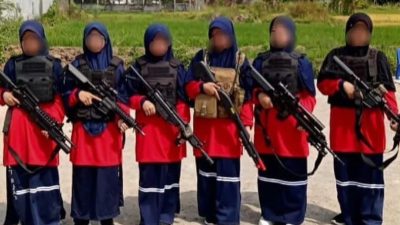 Viral Foto Santriwati Pegang Senjata Laras Panjang, Ini Kata Polisi