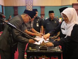 Iwan Setiawan Lantik Kades Cileungsi Burhanudin