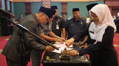 Iwan Setiawan Lantik Kades Cileungsi Burhanudin