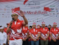 Ridwan Kamil Ikuti Festival Merah Putih dan Gabung Mengarak Bendera Sepanjang 100 Meter