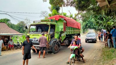 Gagal Ngerem, Truk Bermuatan Tanah Seruduk Colt Diesel dan 5 Motor di Tanjungsari