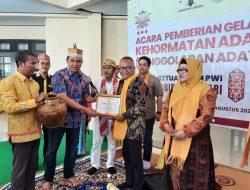 Dewan Adat Dayak Anugerahi Ketum PWI Pusat Gelar Adat Omas Pena Setia Jaya