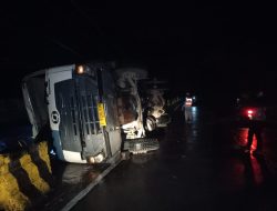 Hilang Kendali Gegara Rem Blong, Truk Molen Terguling di Jasinga