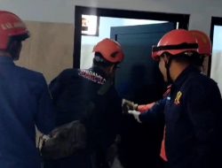 Pria Diduga Stres Terkurung di Kamar Mandi Graha Wartawan, Berhasil Dikeluarkan Tim Rescue Damkar Kabupaten Bogor