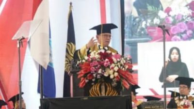Unesa Anugerahi Sekjen Kemenkumham Komjen Pol Andap Budhi Revianto Gelar Doktor Kehormatan