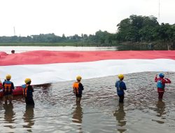 Meriahkan HUT RI Ke-78, Warga Gunung Putri Kibarkan Bendera Merah Putih 30 Meter Ditengah Setu