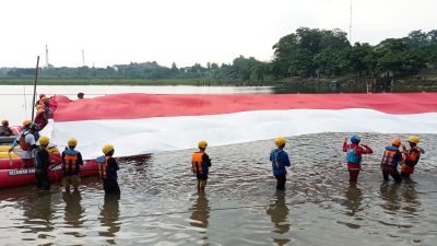 Meriahkan HUT RI Ke-78, Warga Gunung Putri Kibarkan Bendera Merah Putih 30 Meter Ditengah Setu
