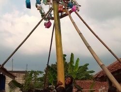 Rawat Tradisi, Warga Kampung Kemang Parakan Salak Gelar Panjat Pinang 