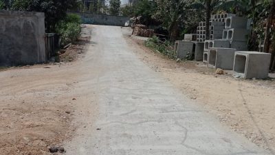 Kacau!!! Baru Dibangun 2 Pekan Jalan Beton Samisade Desa Nambo Terkelupas dan Berdebu, Kades: Memang Kurang Baik