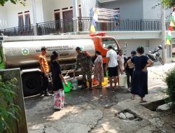 Babinsa Bantu Distribusikan Air Bersih Kiriman BPBD Kabupaten Bogor Ke Desa Cimulang Rancabungur