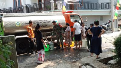 Babinsa Bantu Distribusikan Air Bersih Kiriman BPBD Kabupaten Bogor Ke Desa Cimulang Rancabungur