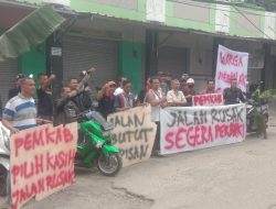 Tuntut Perbaikan Jalan Rusak, Warga Desa Cinangka Ciampea Tanam Pohon Pisang di Tengah Jalan