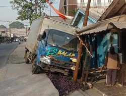 Sopir Diduga Ngantuk, Truk Box Pengangkut Es Seruduk 3 Rumah Warga di Cicadas