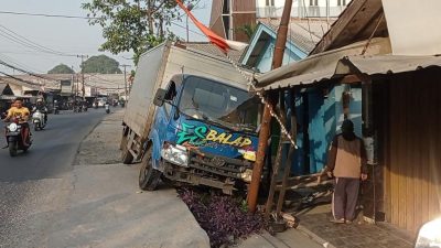 Sopir Diduga Ngantuk, Truk Box Pengangkut Es Seruduk 3 Rumah Warga di Cicadas