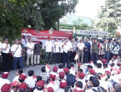 Meriahkan HUT RI Ke-78, Plt Bupati Bogor Iwan Setiawan Bagikan Bendera di Pasar Cibinong
