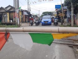 Palang Pintu Perlintasan Kereta di Parung Panjang Pakai Bambu Tanpa Penjagaan Petugas Dikeluhkan Warga