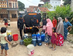 Bantu Warga Sukaraja, Resimen Brimob Kedung Halang Distribusikan 11 Tangki Air Bersih
