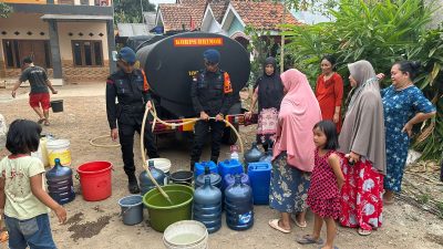 Bantu Warga Sukaraja, Resimen Brimob Kedung Halang Distribusikan 11 Tangki Air Bersih
