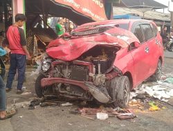 Astagfirullah, Mobil Sigra Oleng Hantam Sejumlah Warung dan 1 Motor di Leuwisadeng, 5 orang luka-luka