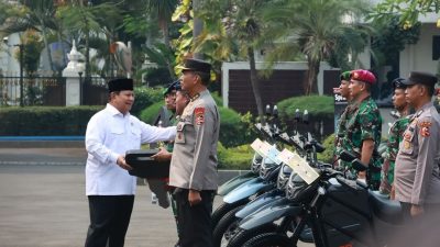 Menhan Prabowo Serahkan 100 Motor Trail Listrik ke TNI-Polri