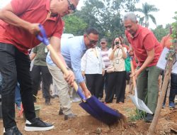 Bupati Iwan Setiawan Bersama KLHK dan PLN Lakukan Penanaman Pohon di RTH Jalan Tegar Beriman