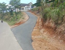 Waw, Jalan Menuju Kantor Kecamatan Sukajaya Langsung di Aspal Jelang Kedatangan Bupati Bogor, Seuatu?