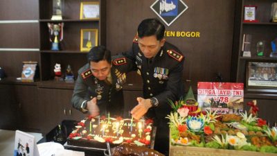 Momen HUT TNI Ke-78, Kapolres Bogor Berikan Kejutan ke Dandim 0621