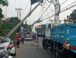 Mobil Mewah Seruduk Tiang Listrik di Jalan Raya Kemang Akibatkan Macet Parah