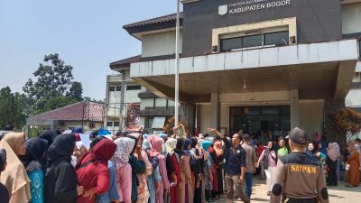 Ratusan Emak-emak di Cigudeg Ini Rela Antre Kepanasan Demi Bantuan Tunai dari Pemerintah
