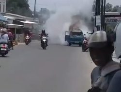 Diduga Korsleting, Mobil Angkot Ludes Terbakar di Parung