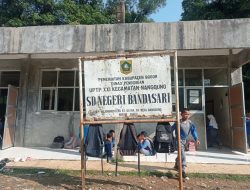 Waduh, Minim Ruang Kelas, Siswa SDN Bandasari Nanggung Belajar di Teras Sekolah