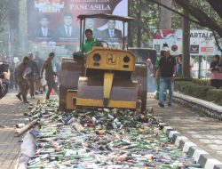 Bupati Iwan Setiawan Musnahkan 6.000 Botol Miras Hasil Razia Nobat