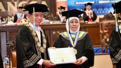 Gubernur Khofifah Indar Parawansa Raih Doktor Honoris Causa Bidang Ilmu Ekonomi dari Unair