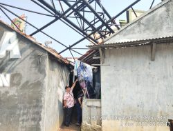 Timpa Rumah Warga, Reklame yang Roboh di Kemang Belum Juga Dievakuasi Vendor