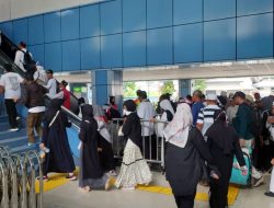 Gunakan KRL Commuter Line, Masyarakat Banjiri Monas Ikuti Aksi Bela Palestina