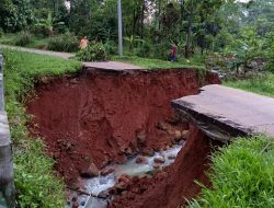 Akibat Bencana Alam, Puluhan Rumah dan 1 Jembatan Terputus di Kalong Liud Nanggung