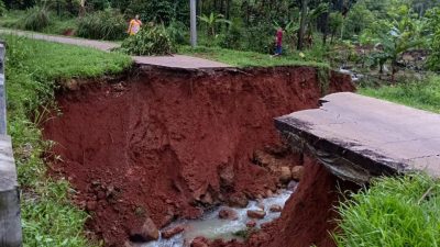 Akibat Bencana Alam, Puluhan Rumah dan 1 Jembatan Terputus di Kalong Liud Nanggung