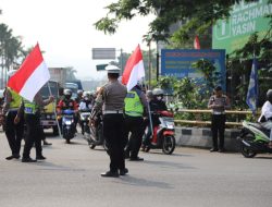 Bersama Pengguna Jalan, Polisi Mengheningkan Cipta Peringati Hari Pahlawan di Jalan Raya Jakarta-Bogor