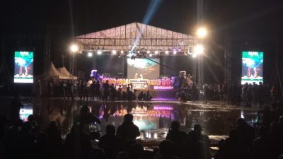Meski Diguyur Hujan, Pagelaran Wayang dan Bazar UMKM yang Diinisiasi Relawan Sajajar Diserbu Ribuan Warga