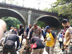 Ikut Bersih-bersih Sungai Ciliwung, Polresta Bogor Kota Kenalkan Program SKCK Goes To School