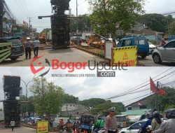 Tak Kuat Angkat Gorong-gorong, Craine di Proyek Jalan Mayor Oking Cibinong Terjungkal