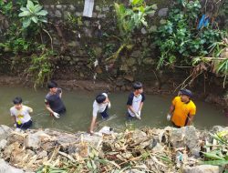 Gandeng BPBD dan Ajak Siswa Binaan, SKCK Goes To School Polresta Bogor Kota Bersihkan Puing Longsor